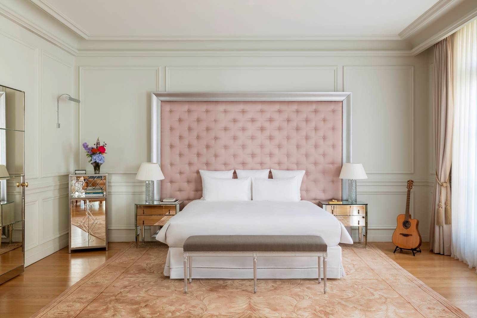 Le Royal Monceau 套房臥室與粉色床頭板