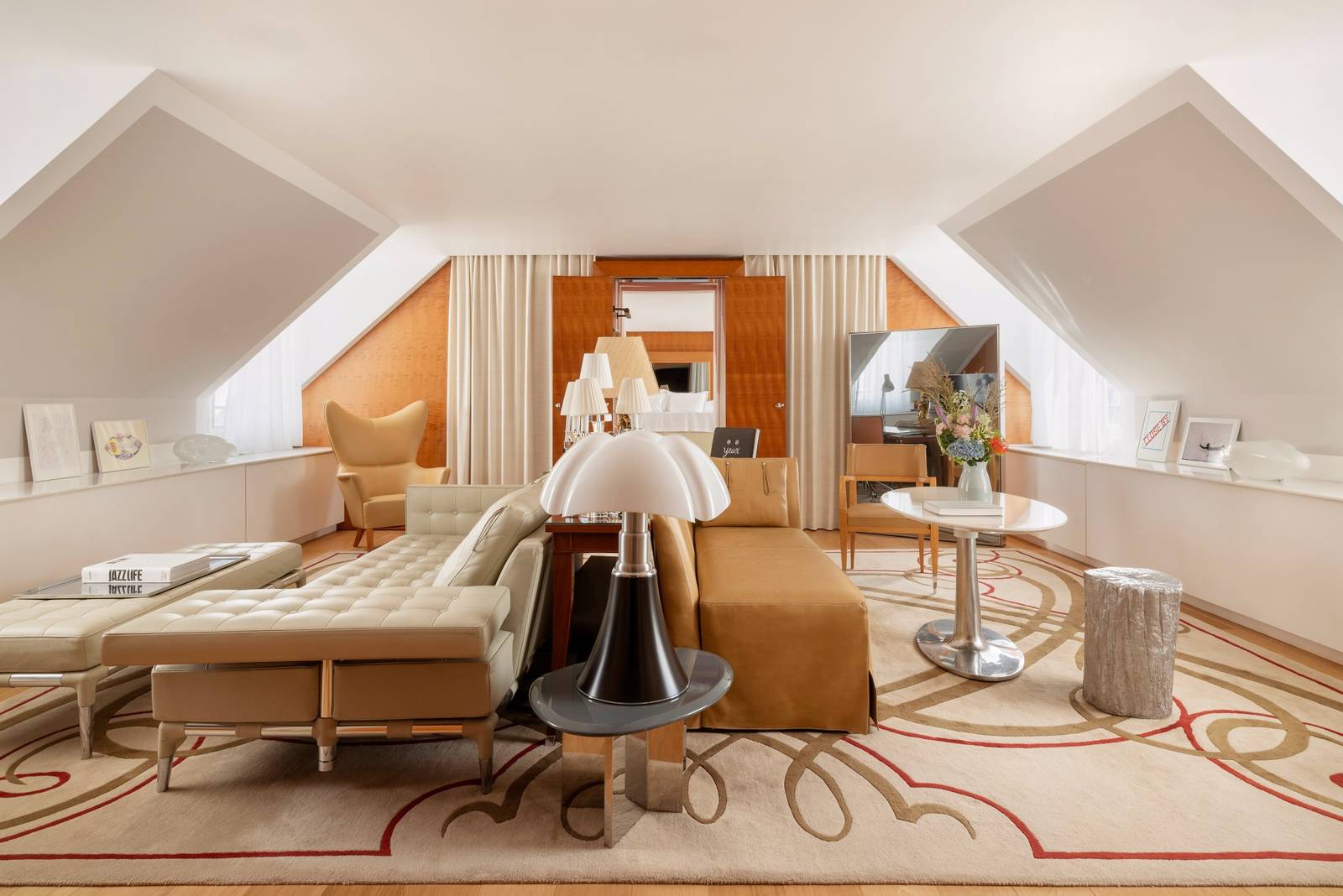 Le Royal Monceau 斜頂套房起居區