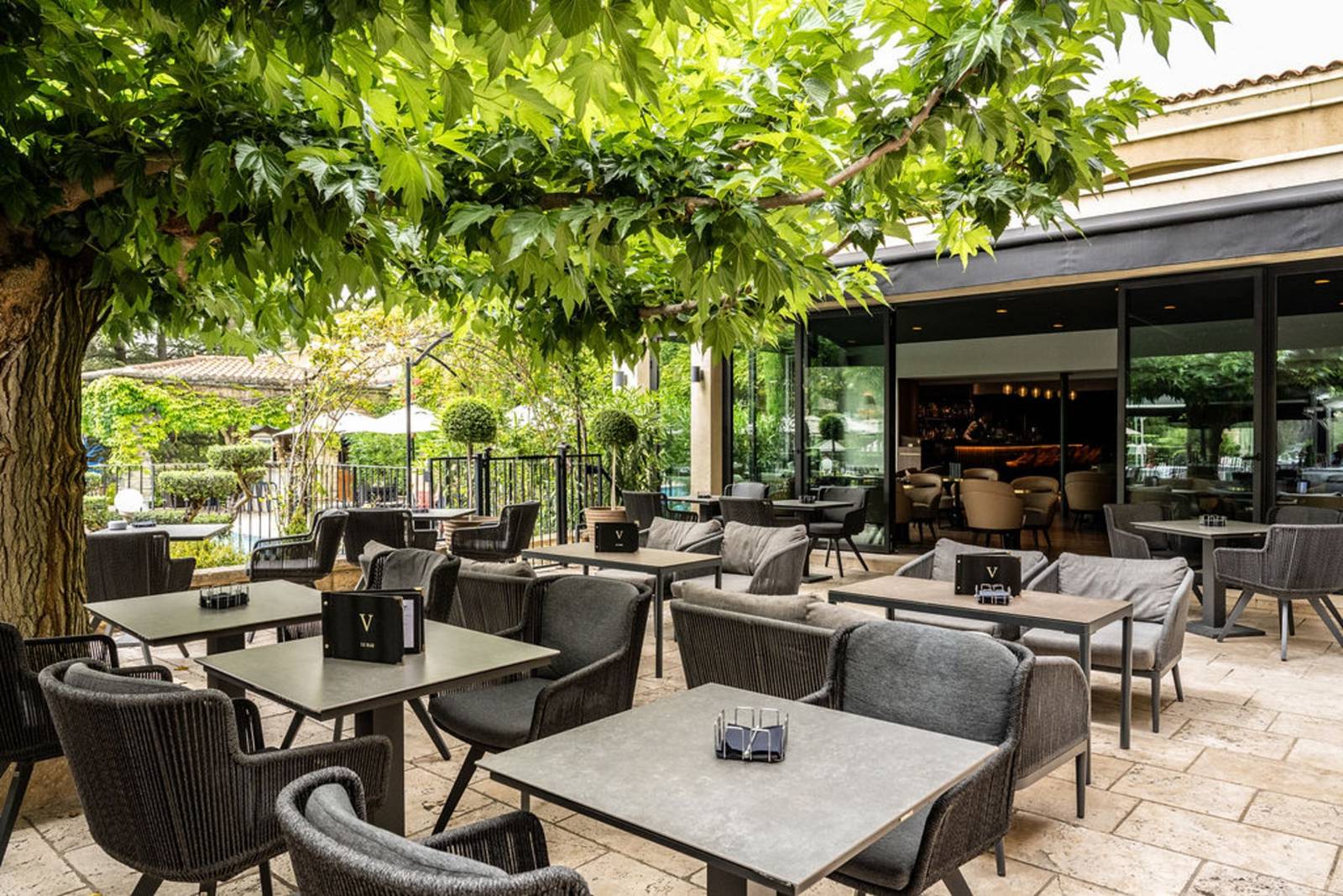 Le Vallon de Valrugues Canto Cigalo 小酒館樹蔭露台