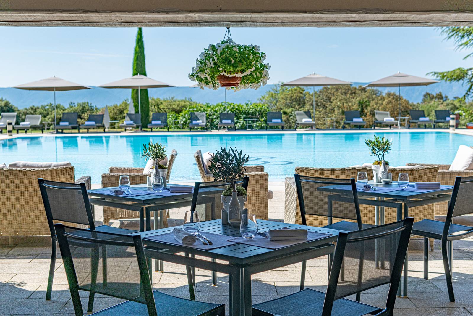Les Bories & Spa Pool Club 泳池畔餐桌
