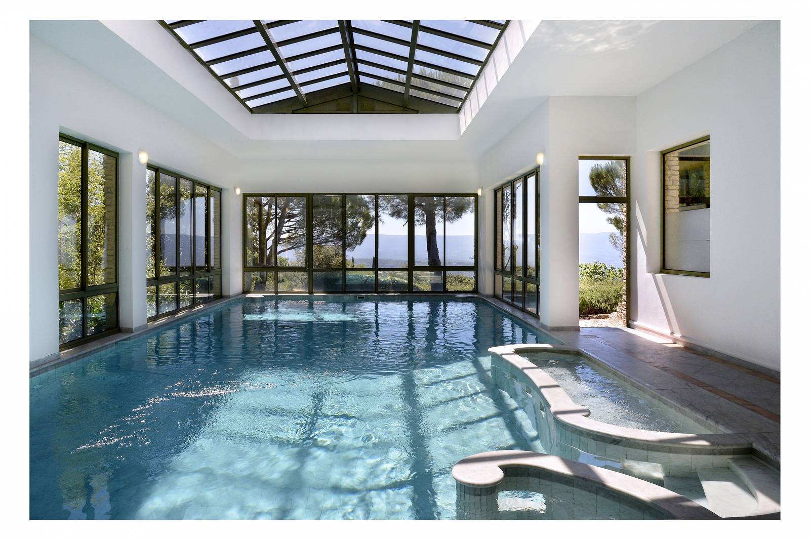 Les Bories & Spa 玻璃天窗下的室內溫水泳池