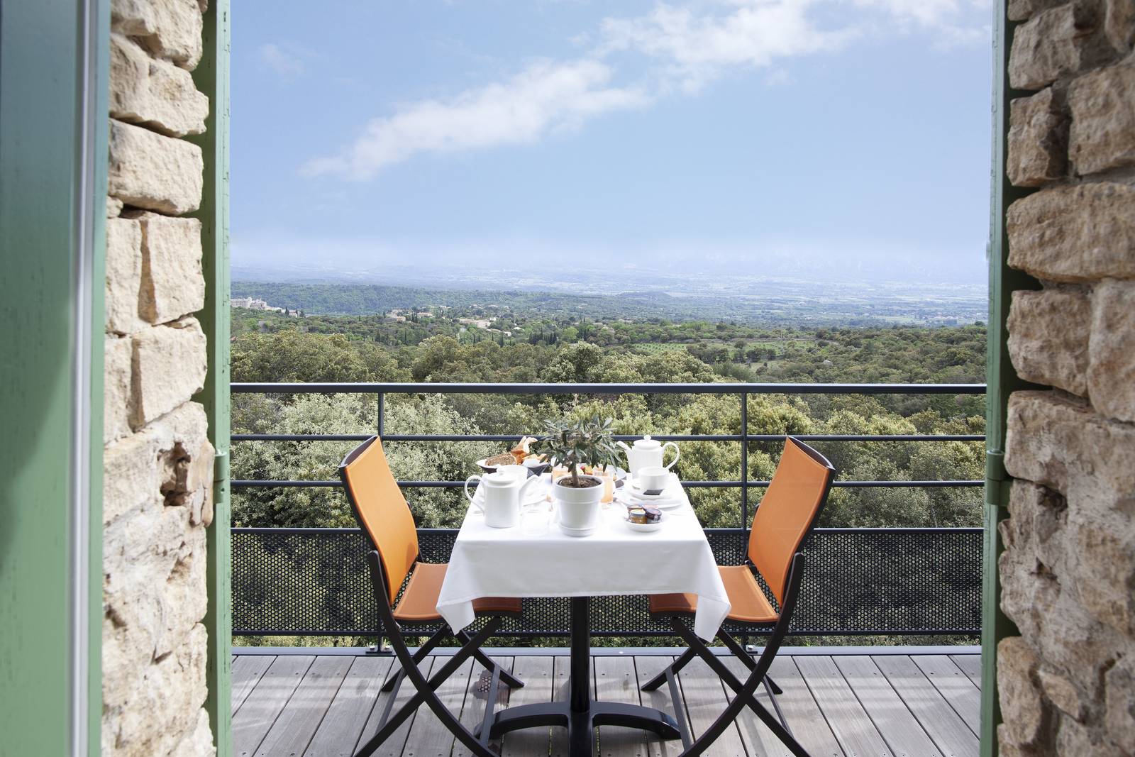 Les Bories & Spa Villa Champêtre 客房陽台與呂貝宏景色