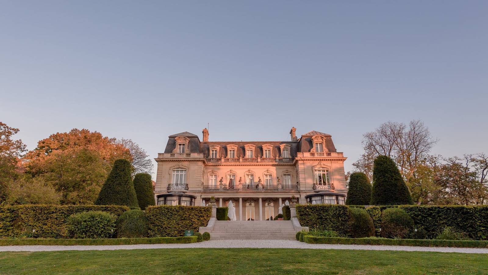 黃昏時從花園望向 Domaine Les Crayères 城堡