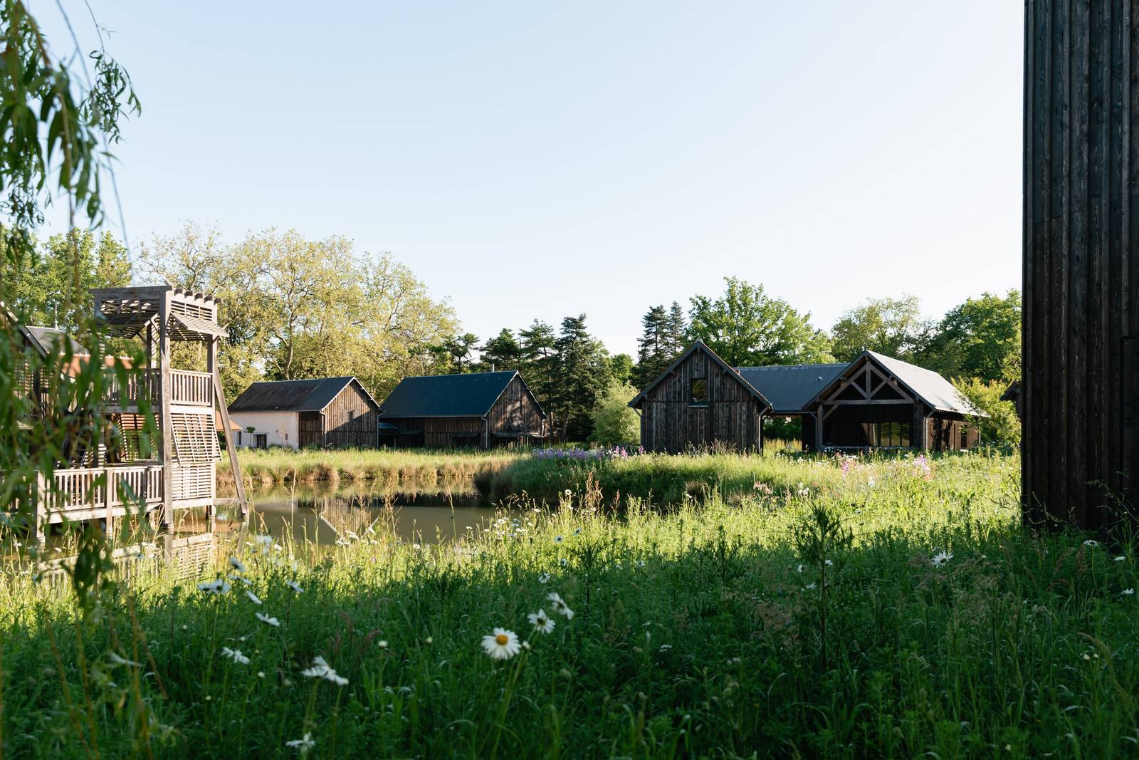 Les Sources de Cheverny 湖畔的 Hameau du Marais 木屋聚落