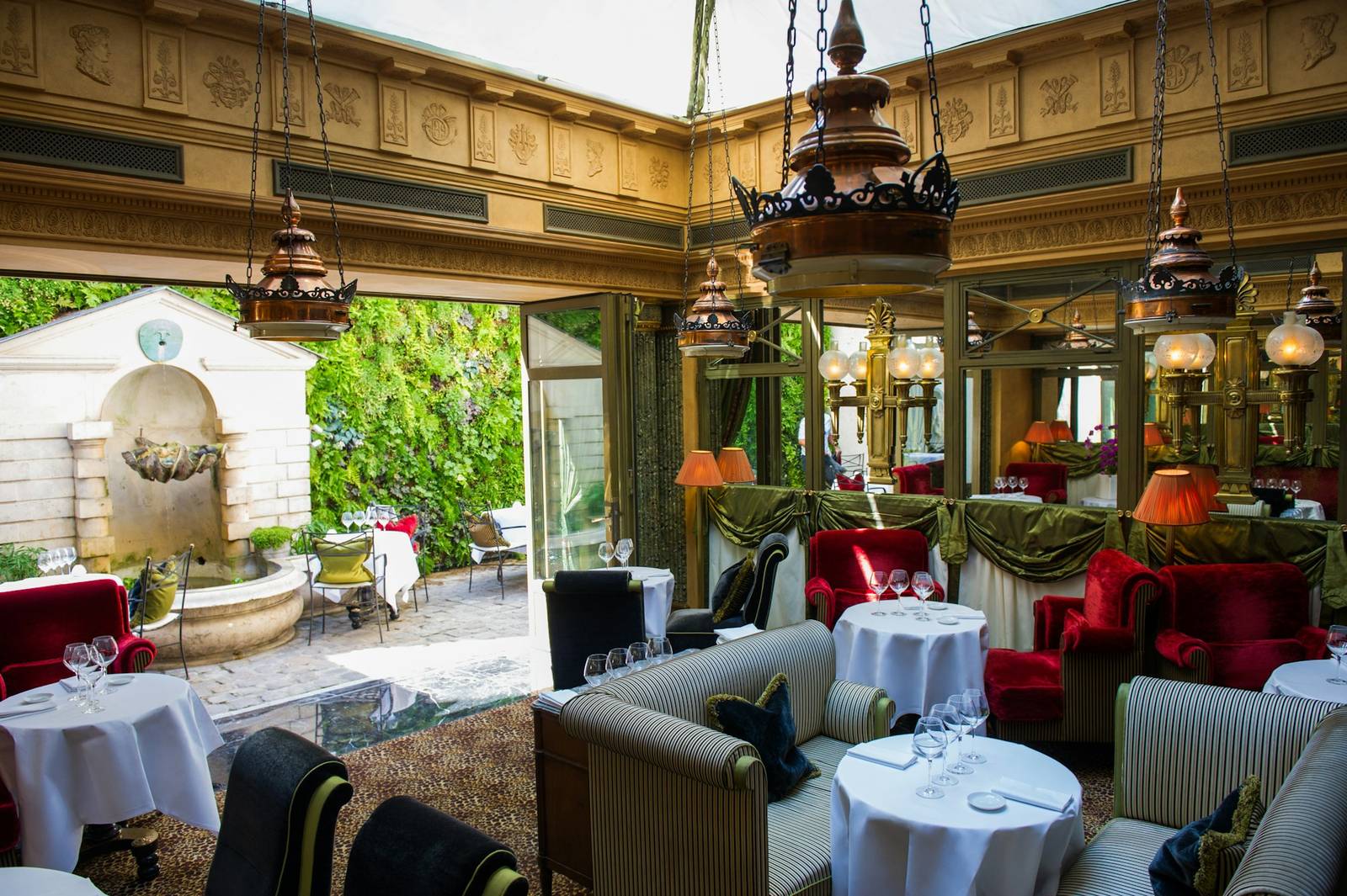 巴黎 L'Hotel 玻璃頂餐廳與庭園噴泉
