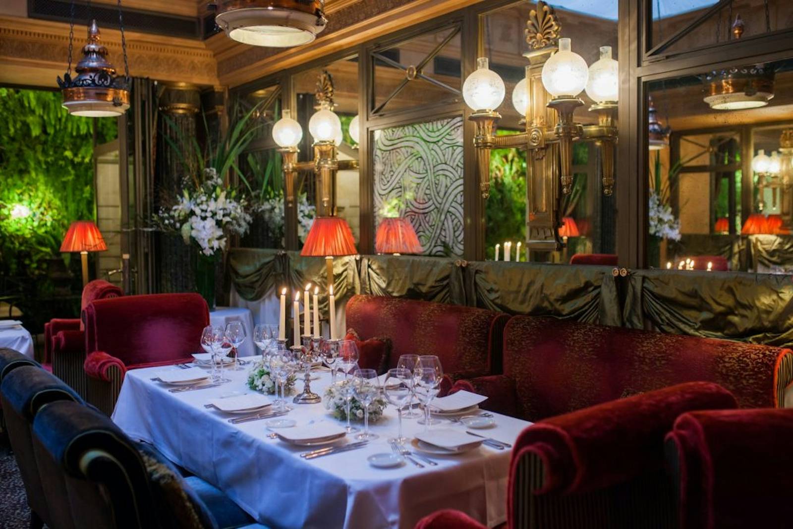 巴黎 L'Hotel 綠牆環繞的餐廳