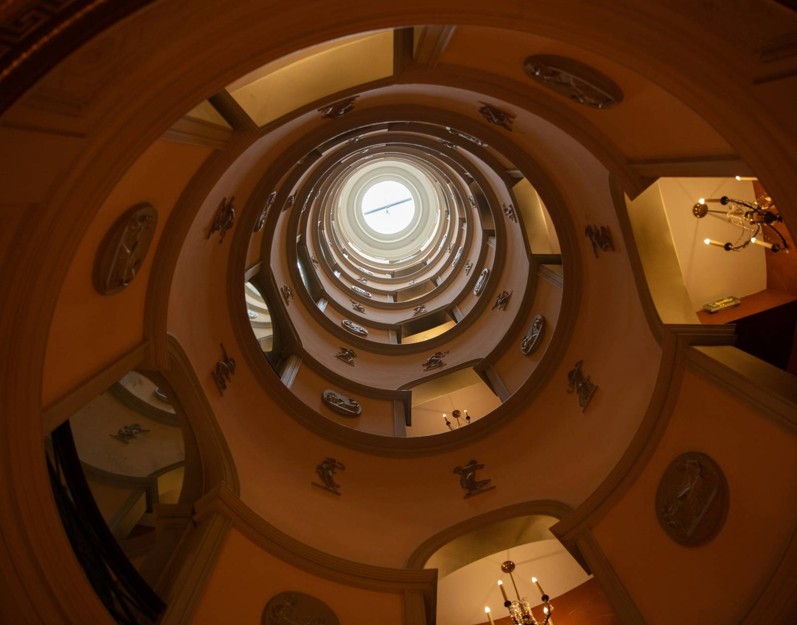 巴黎 L'Hotel 六層螺旋梯與圓頂天窗