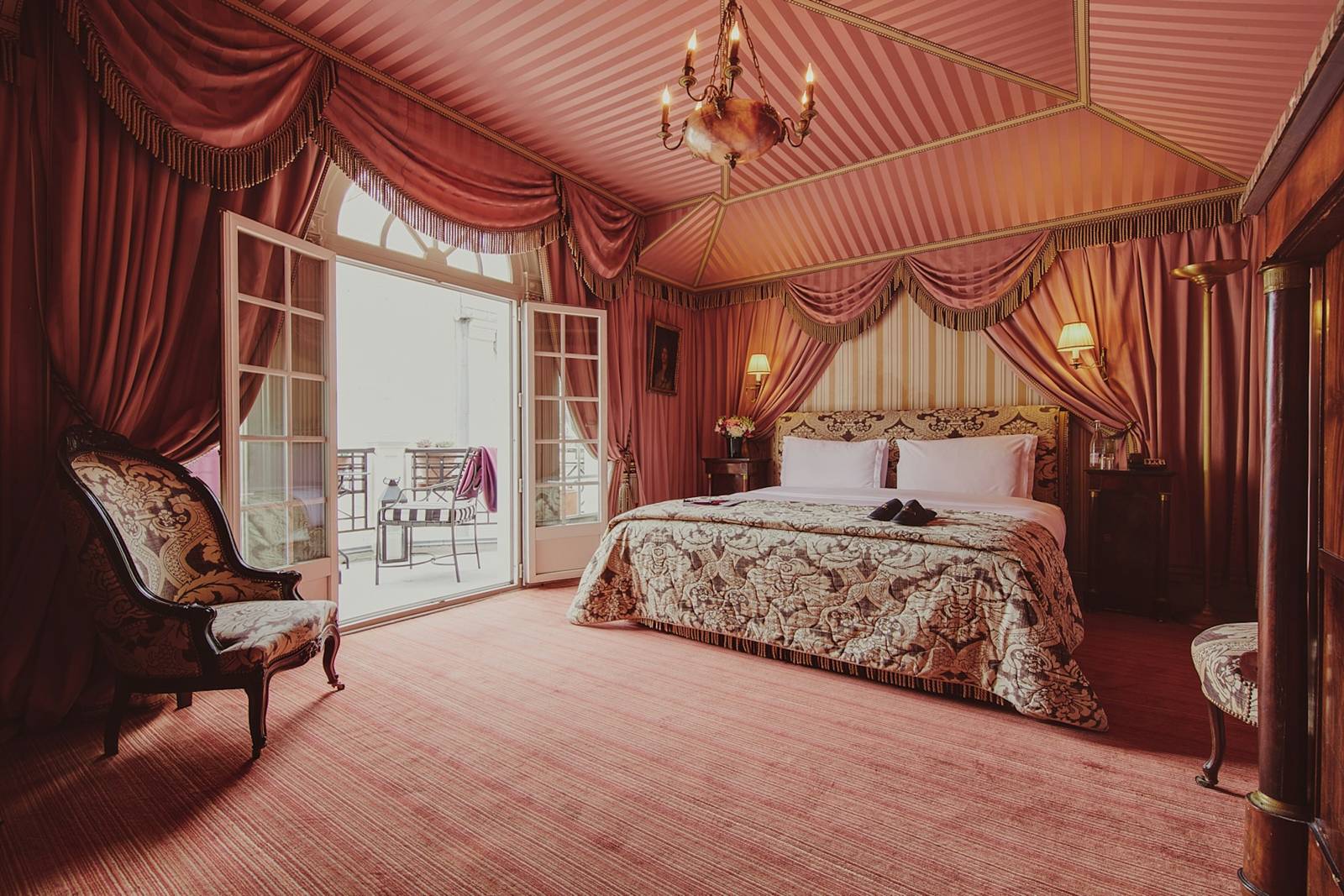 巴黎 L'Hotel Reine Hortense 粉紅絲綢套房與陽台
