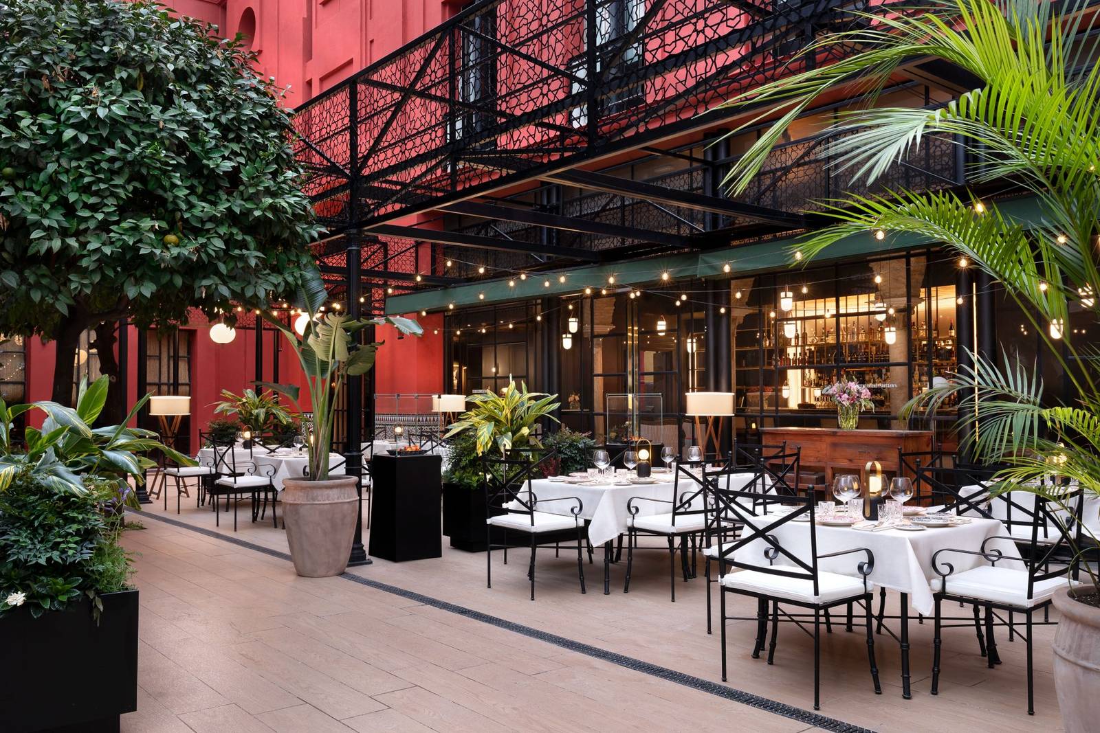 Los Seises Sevilla 中庭用餐區