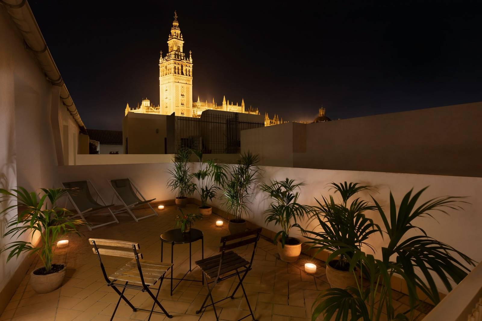 Los Seises Sevilla 夜間露台望向希拉達塔