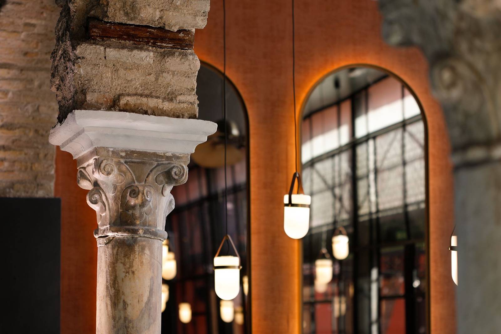 Los Seises Sevilla 大廳石柱與拱門
