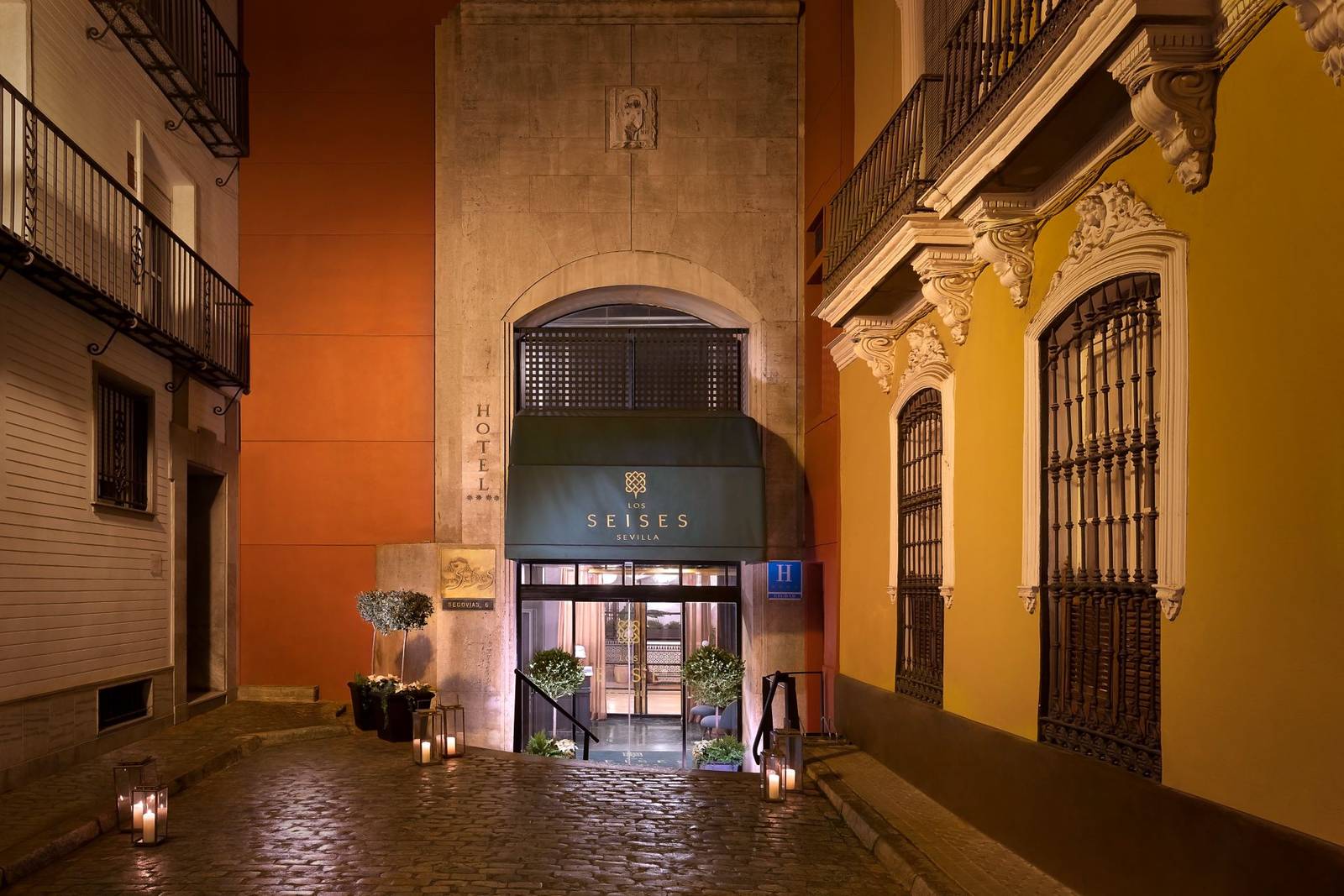 Los Seises Sevilla 巷弄裡的酒店入口