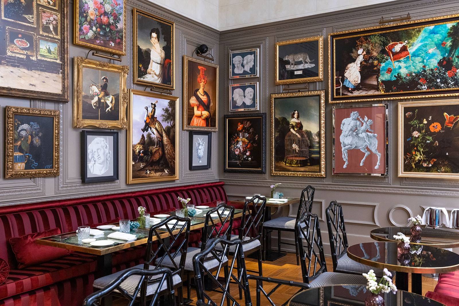 Maalot Roma Don Pasquale 餐廳紅色座位區