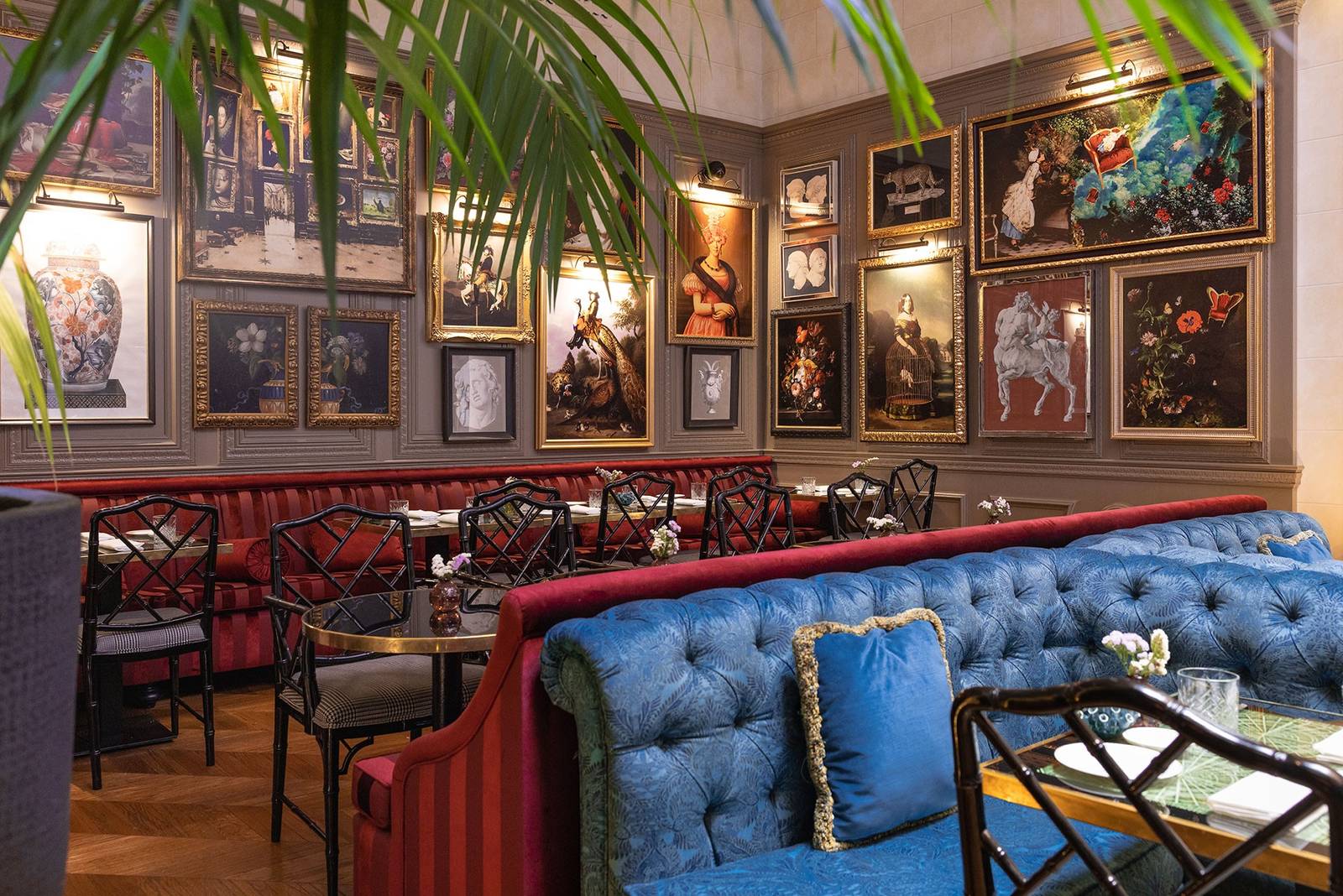 Maalot Roma Don Pasquale 餐廳掛滿畫作的用餐室
