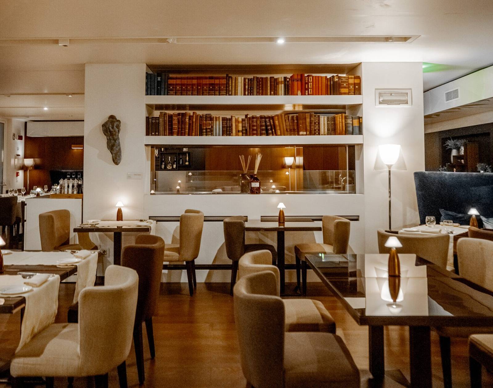 Magna Pars 酒店 DA NOI IN 餐廳書牆與餐桌