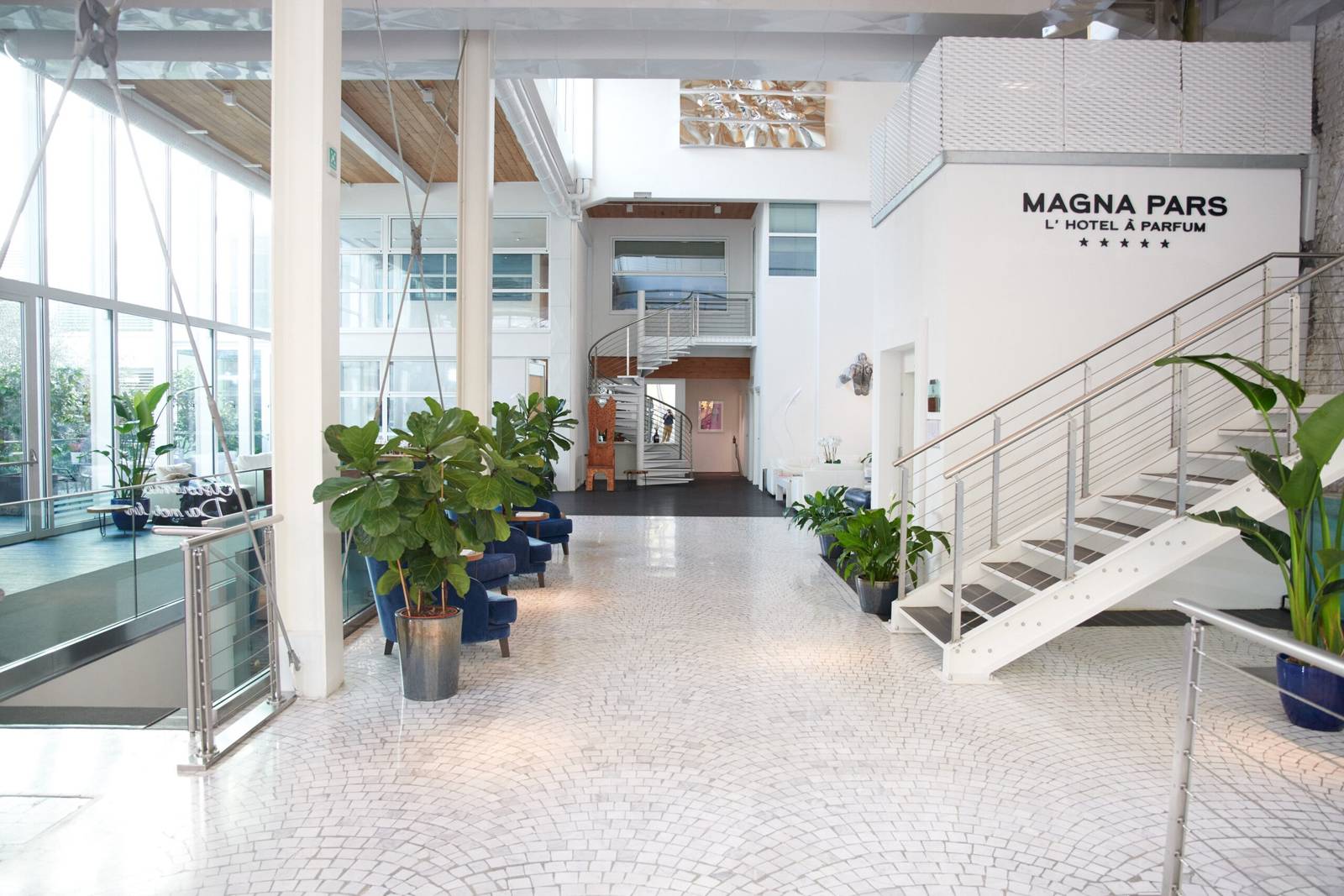 Magna Pars 酒店入口大廳與樓梯