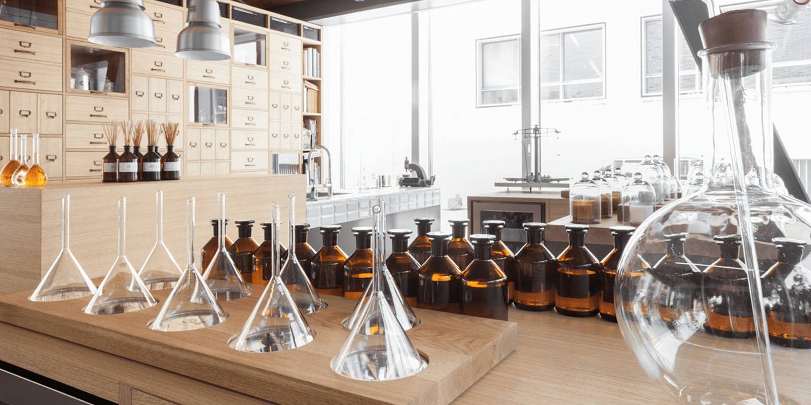 Magna Pars 酒店 LabSolue 香水實驗室的香料瓶與玻璃漏斗