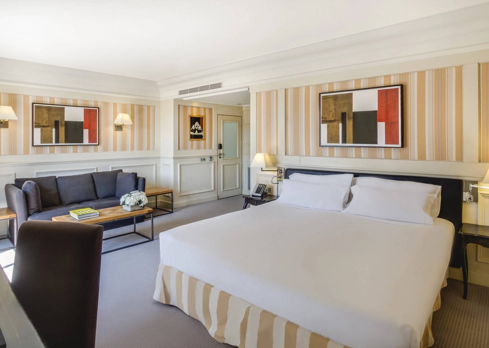 Majestic Hotel & Spa Junior Suite 臥室與起居區