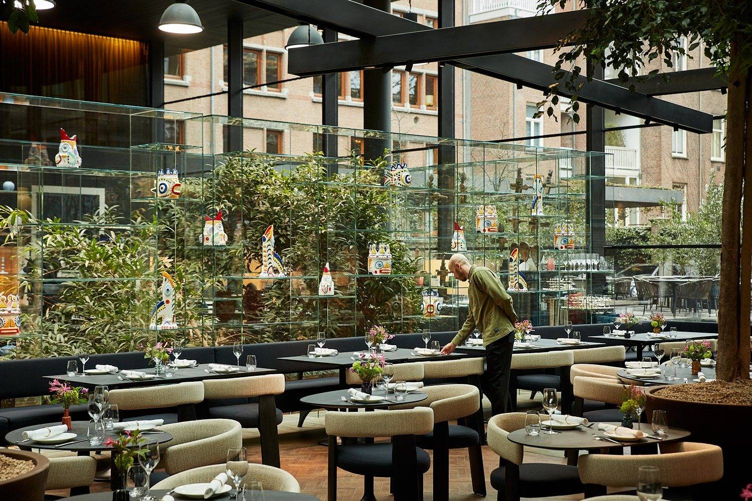 Ottolenghi Amsterdam 玻璃中庭用餐區