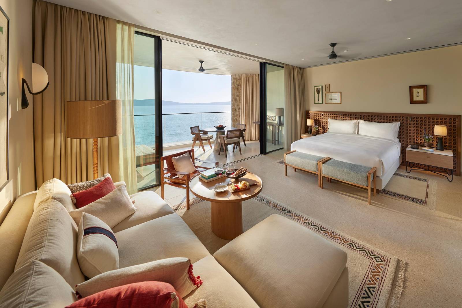 科斯塔納瓦里諾文華東方酒店 Deluxe Bay View Junior Suite 臥室與起居區