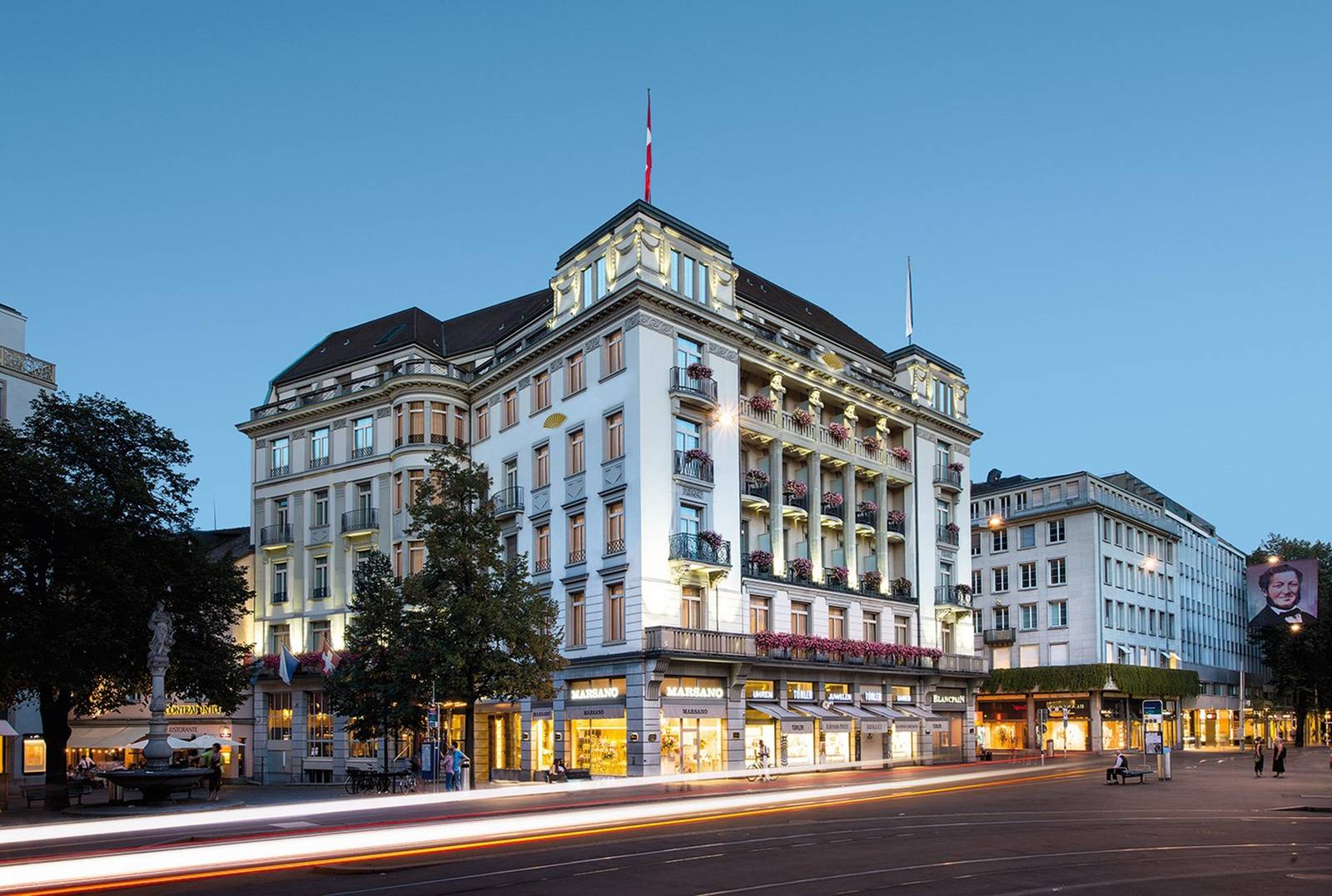 蘇黎世 Mandarin Oriental Savoy 面向閱兵廣場的外觀夜景