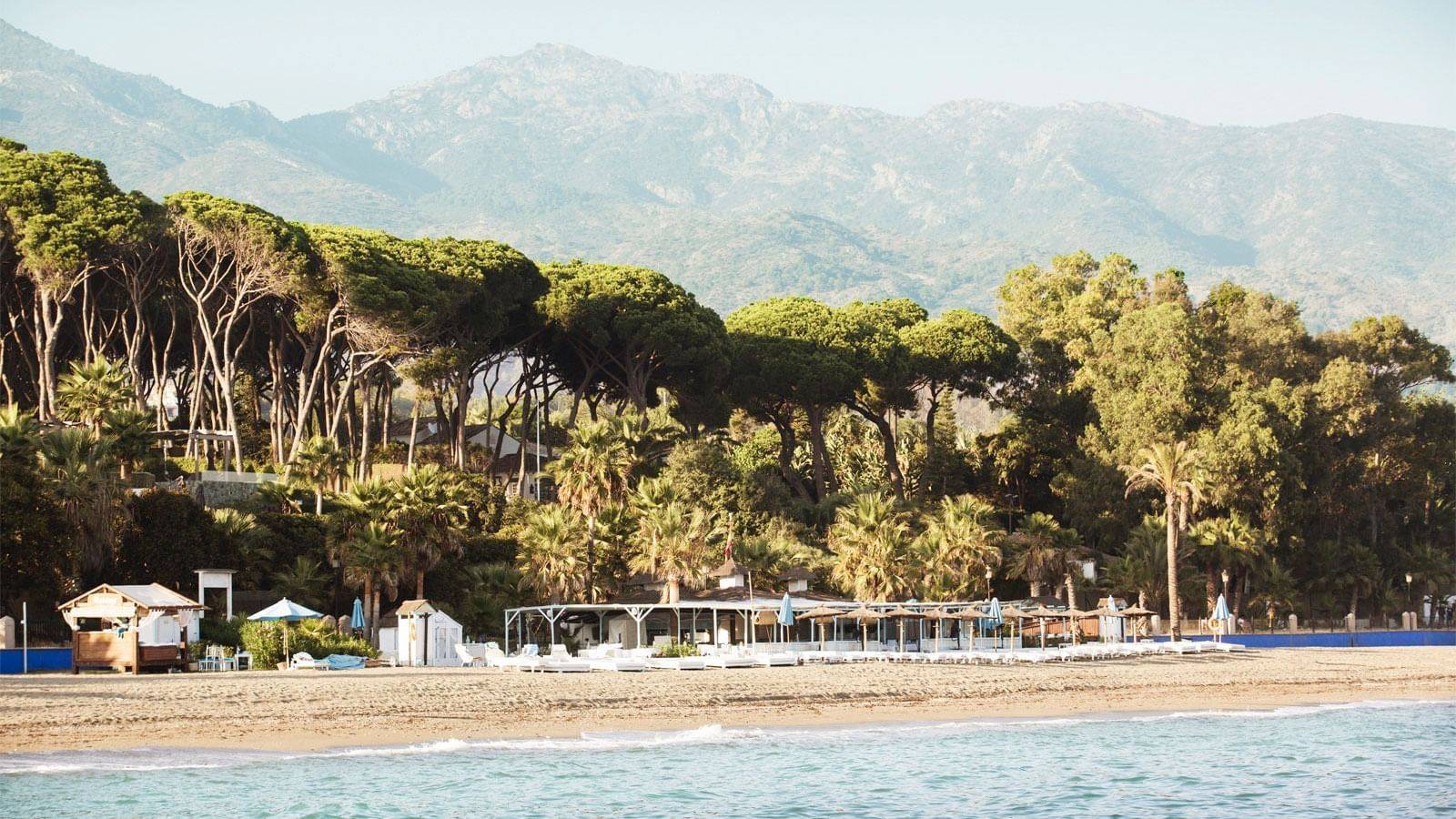 Marbella Club Hotel 海灘與背後的 Sierra Blanca 山景