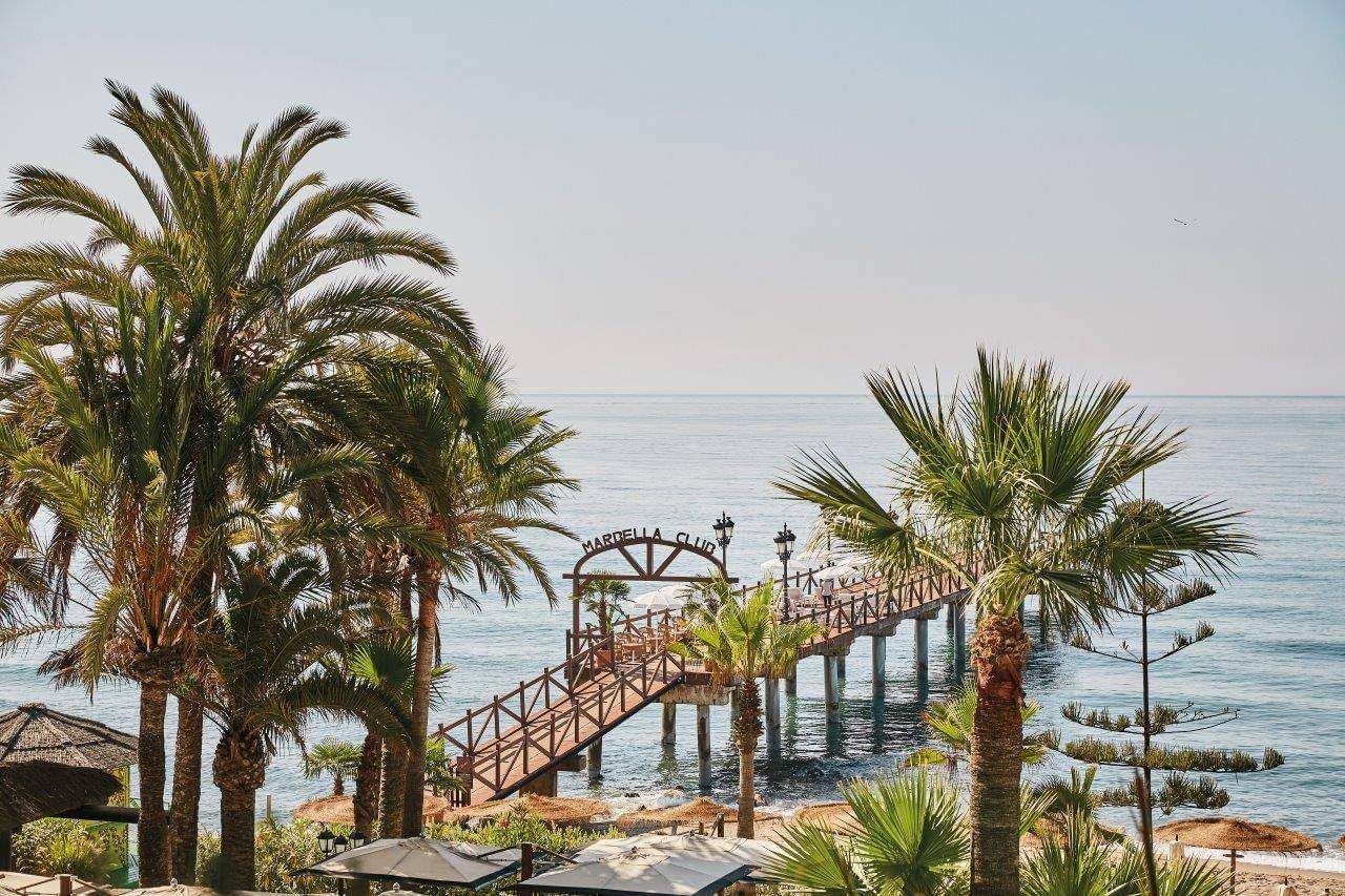 Marbella Club Hotel 棕櫚樹與伸入地中海的木棧橋