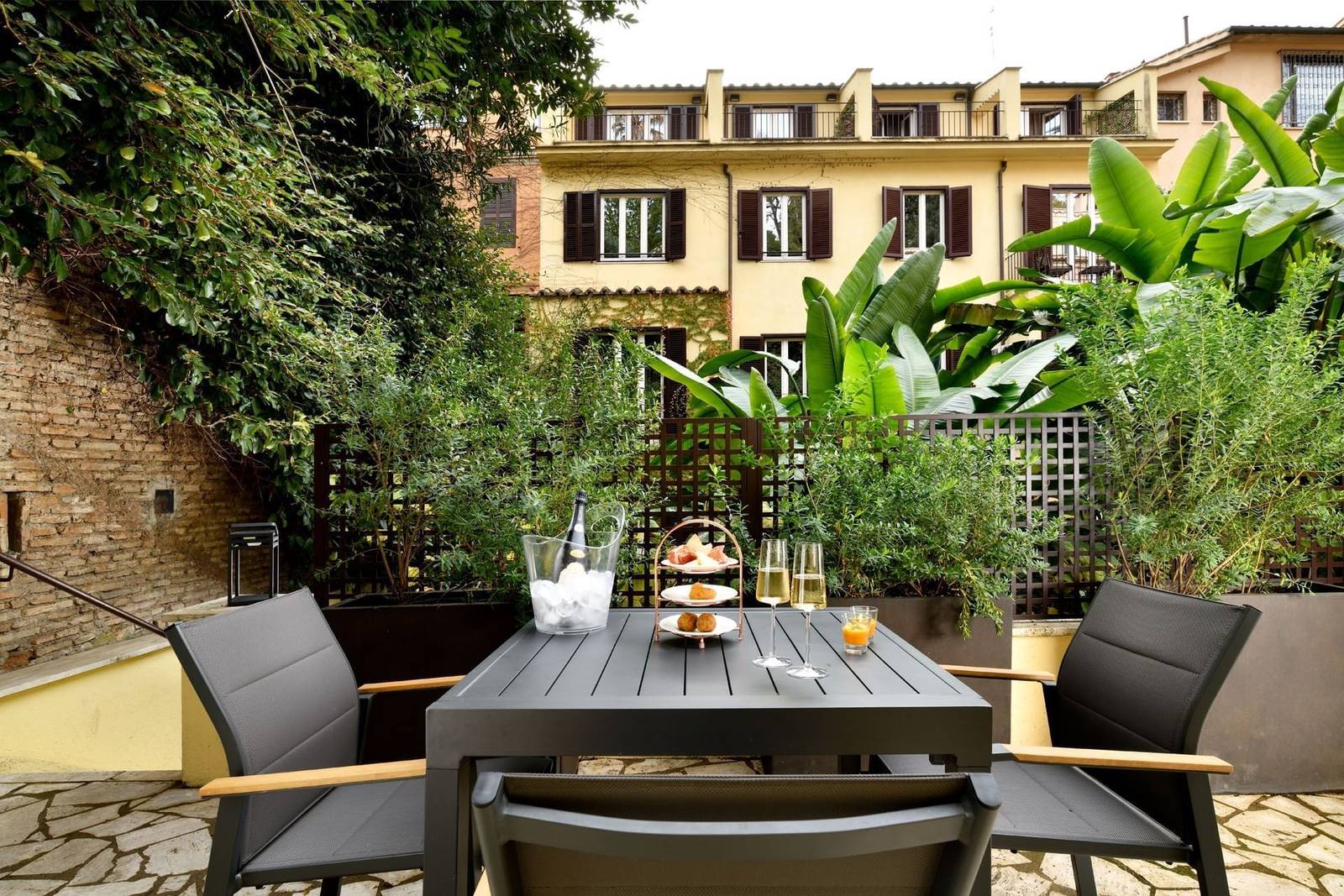 Margutta 19 Garden Suite 花園露台餐桌