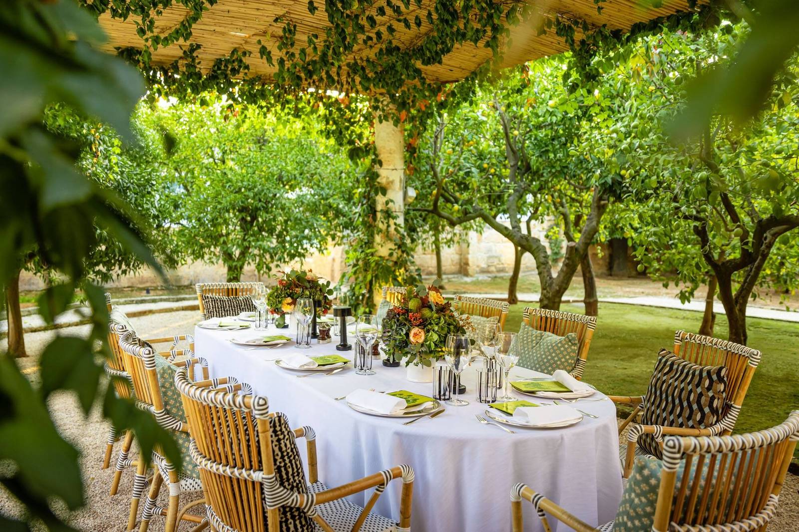 Masseria Torre Maizza Carosello 果園裡的戶外餐桌