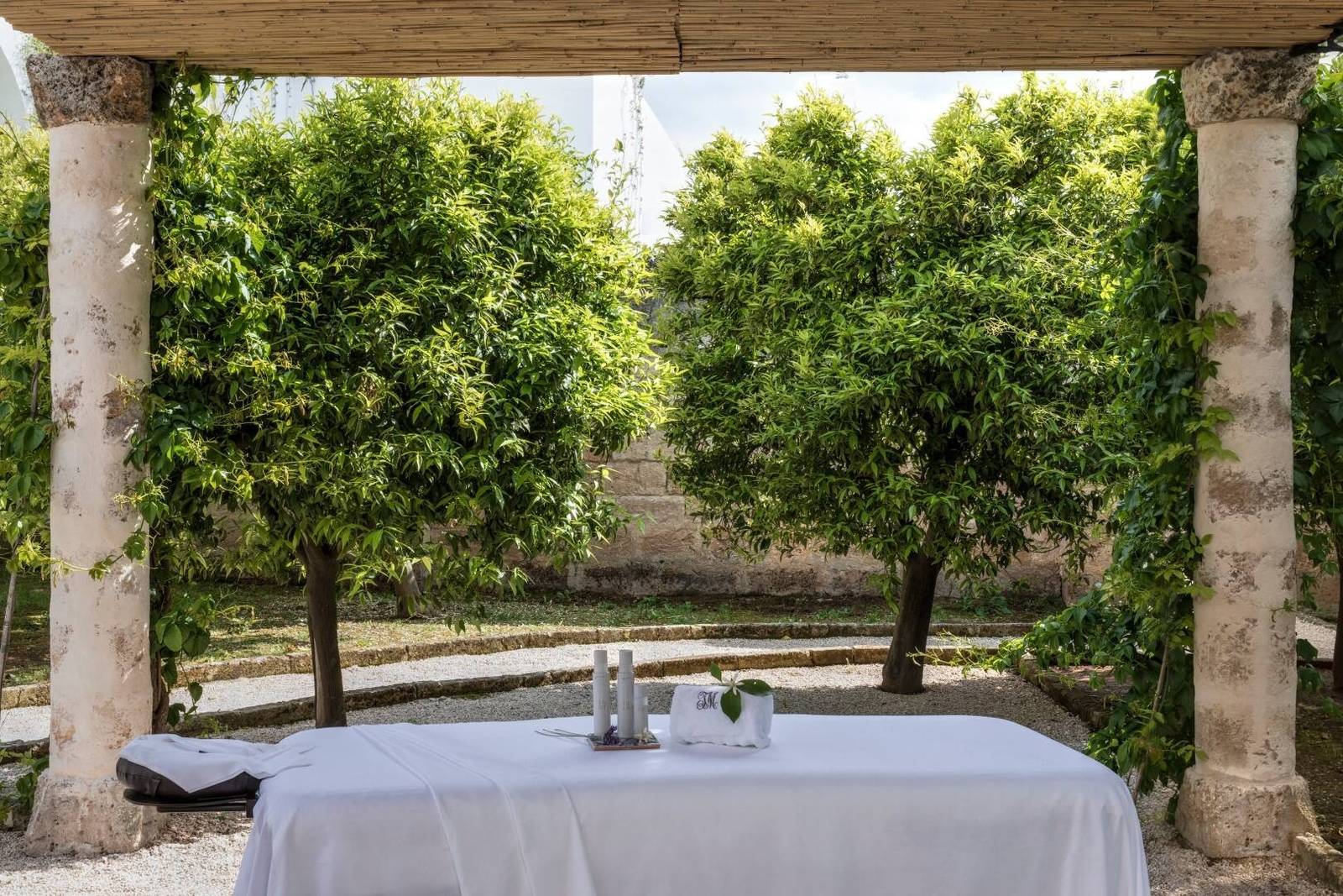 Masseria Torre Maizza Irene Forte Spa 果園戶外療程床