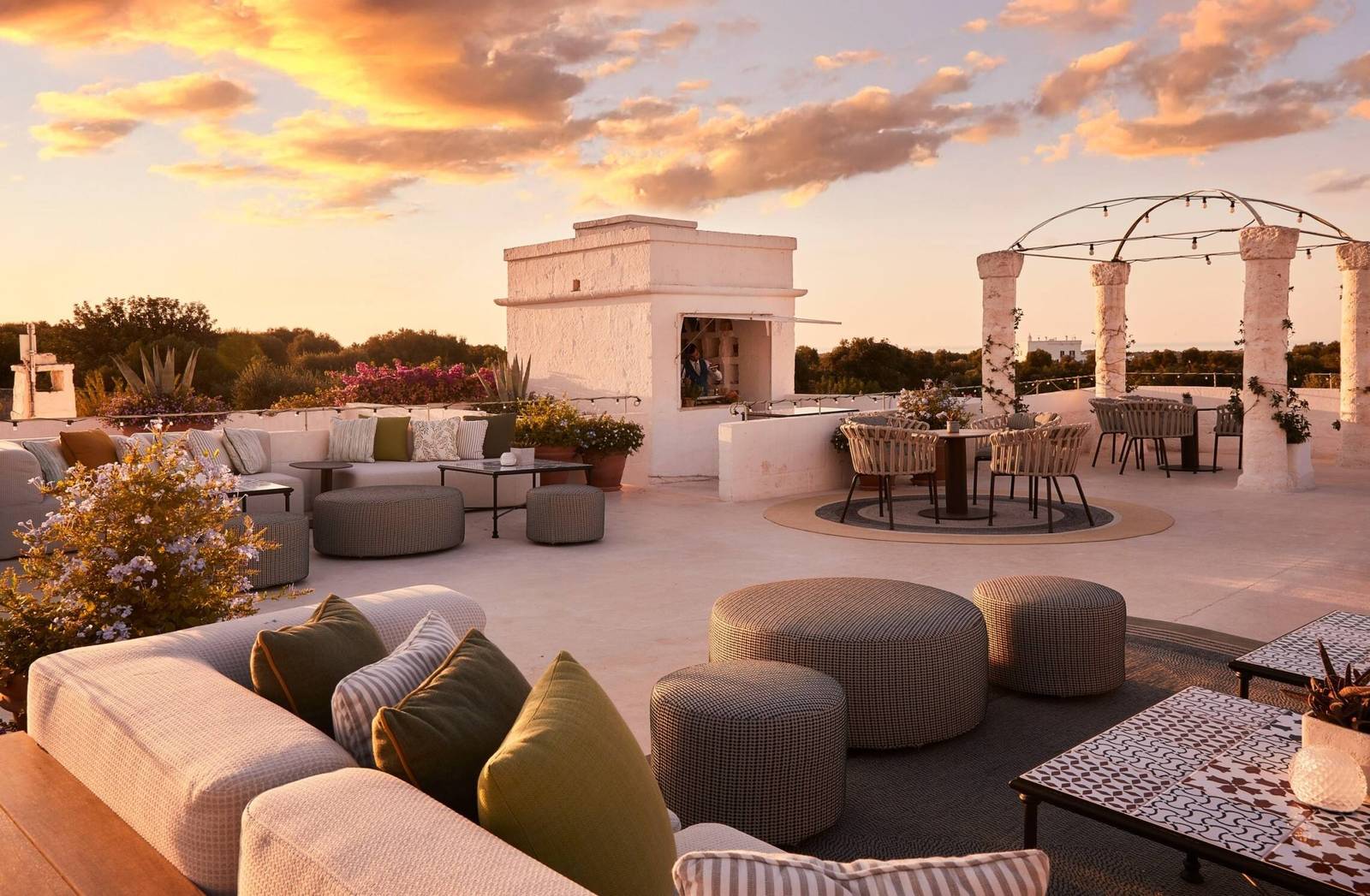 Masseria Torre Maizza 夕陽下的屋頂酒吧
