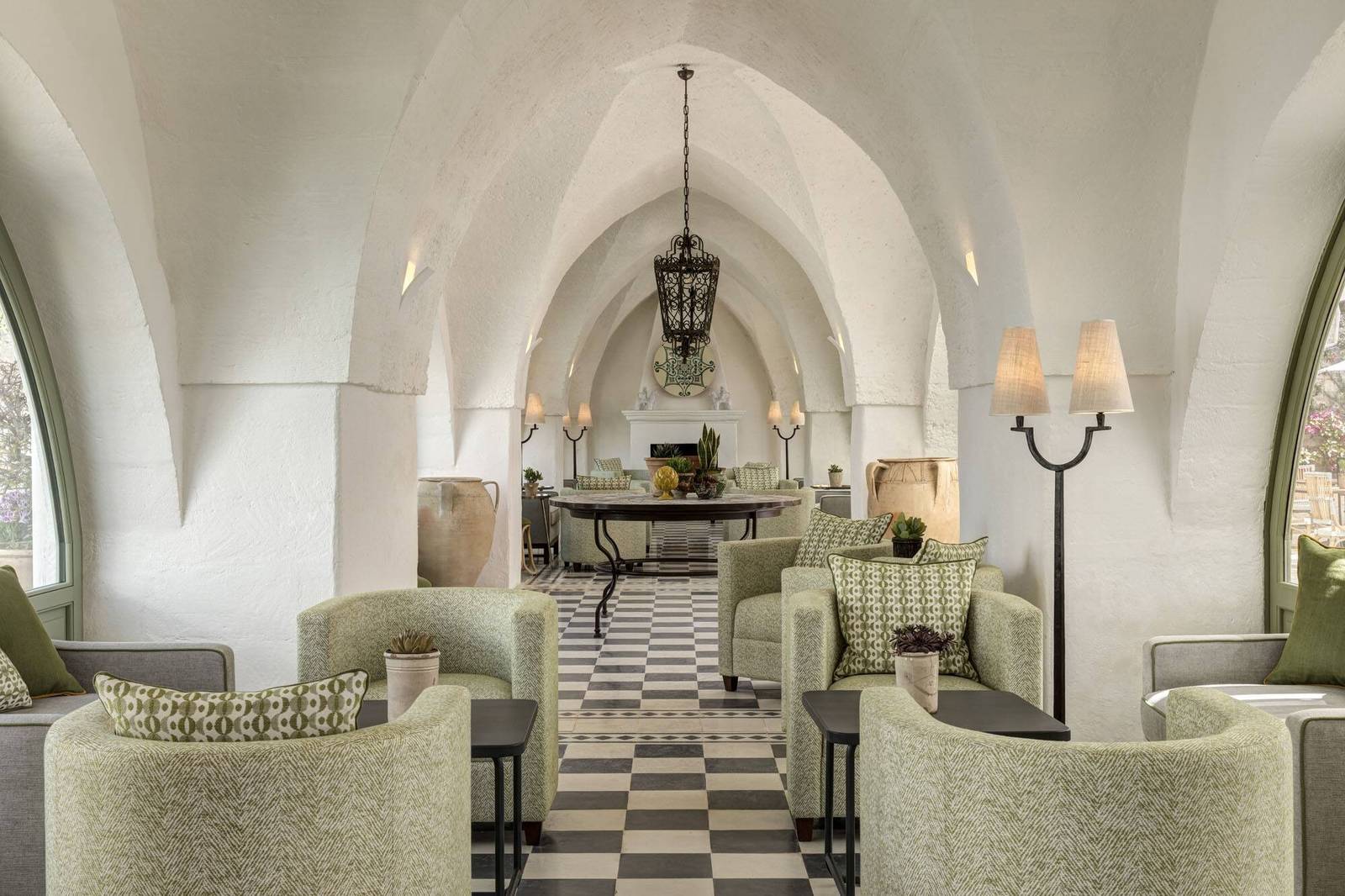Masseria Torre Maizza 十六世紀穀倉拱頂下的 Bougainvillea 酒吧