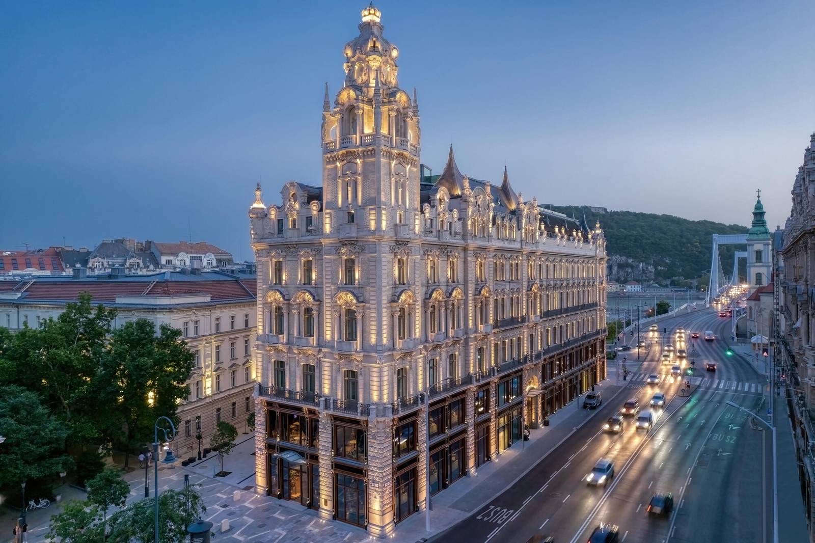 布達佩斯 Matild Palace 新巴洛克建築外觀與伊莉莎白橋頭夜景