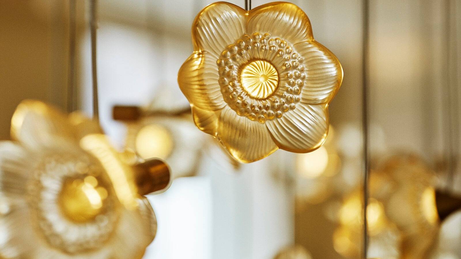 Maya Hotel 的 Lalique 水晶花朵燈飾