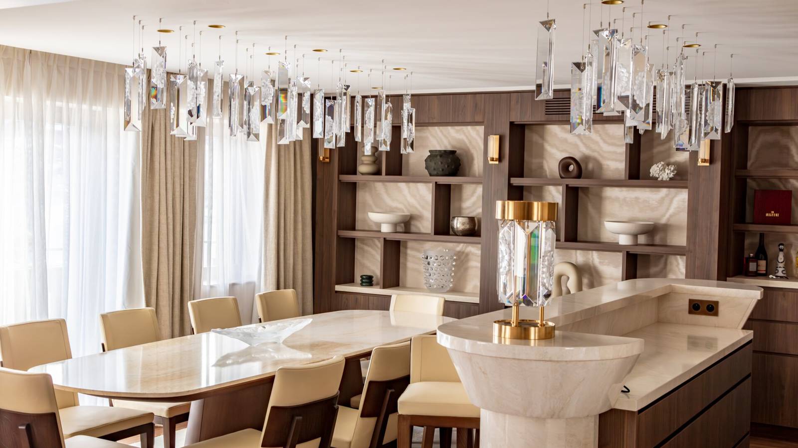 Maya Hotel Lalique Apartment 水晶吊燈餐廳