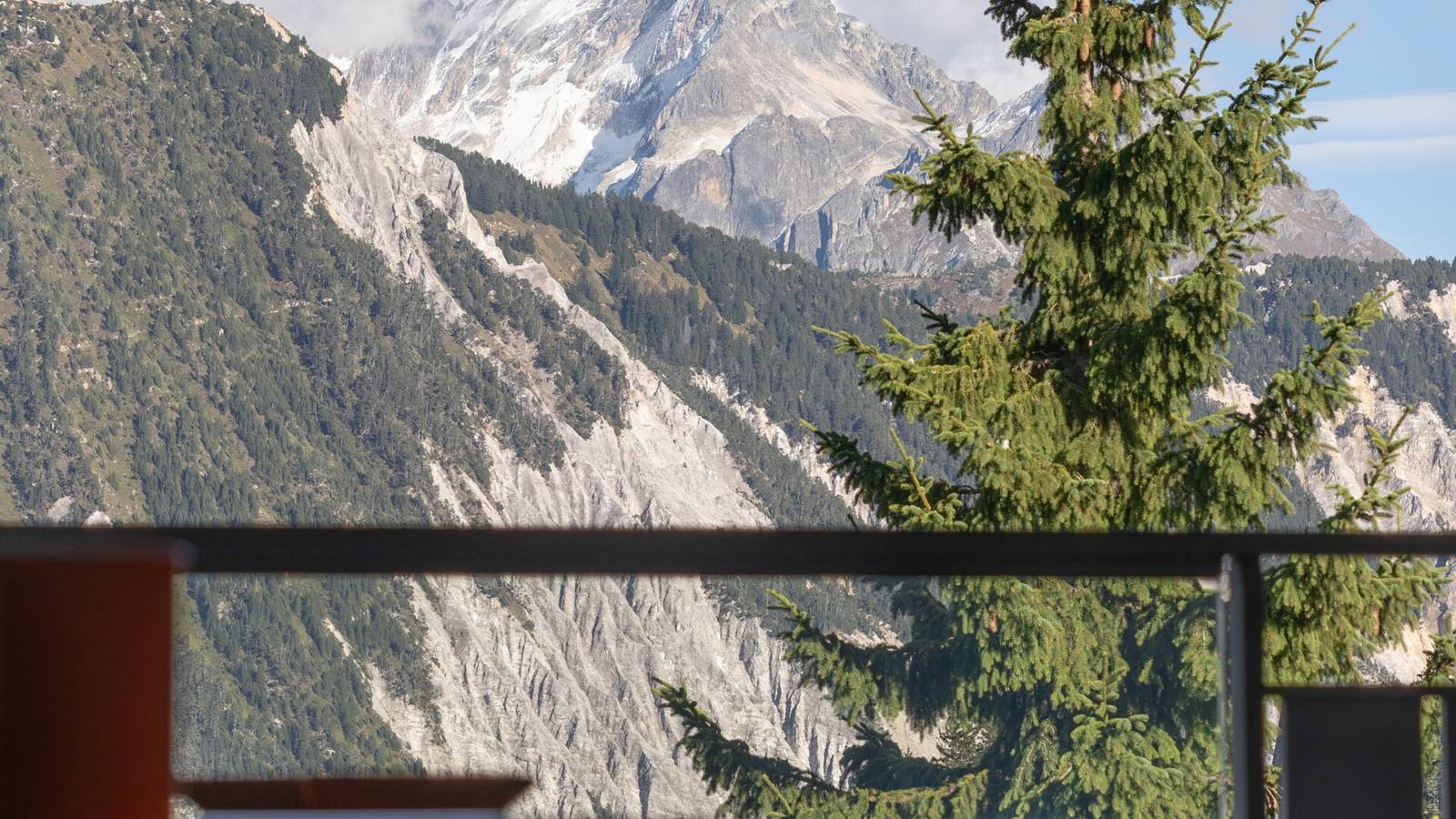 Maya Hotel 陽台外的阿爾卑斯雪山與森林