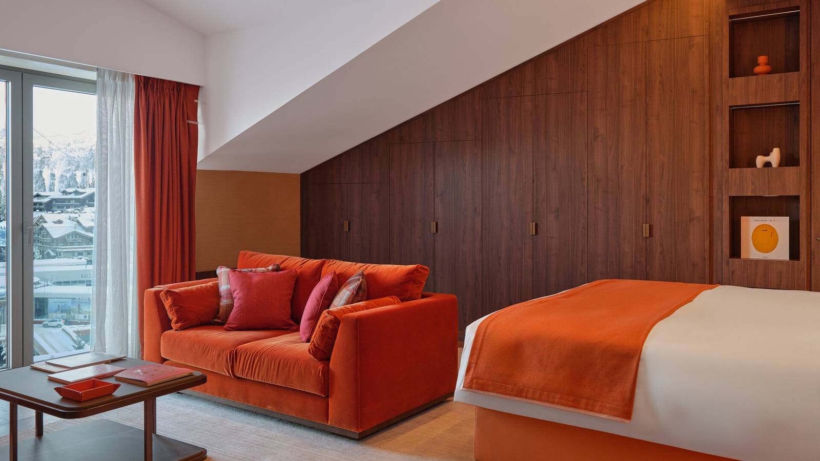 Maya Hotel Exclusive Room 沙發與雪景窗