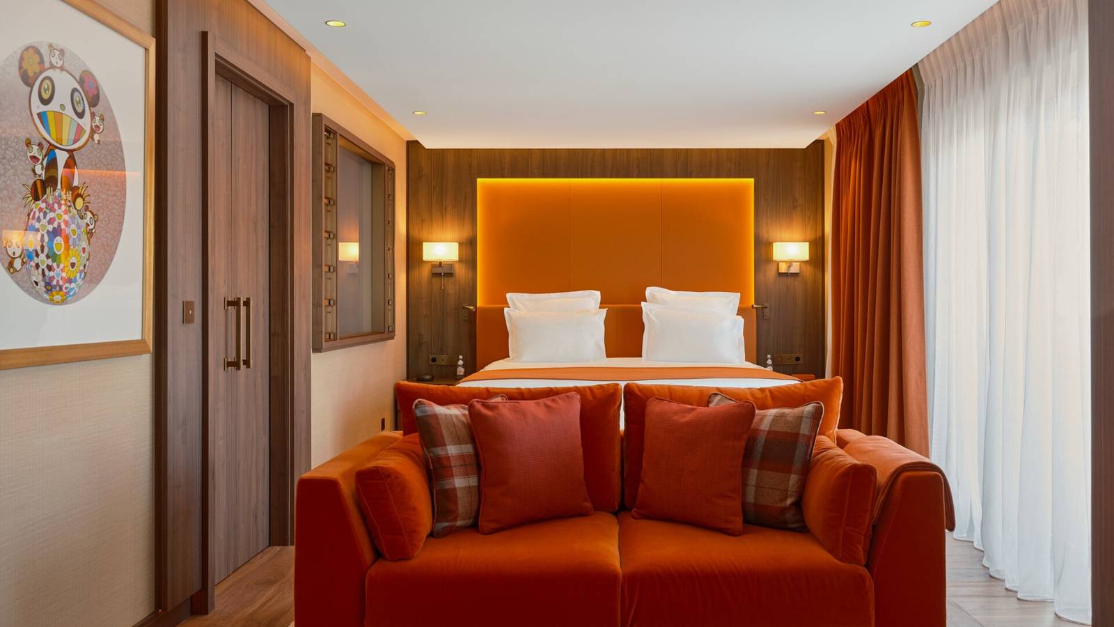 Maya Hotel Junior Suite 臥室與橘色沙發