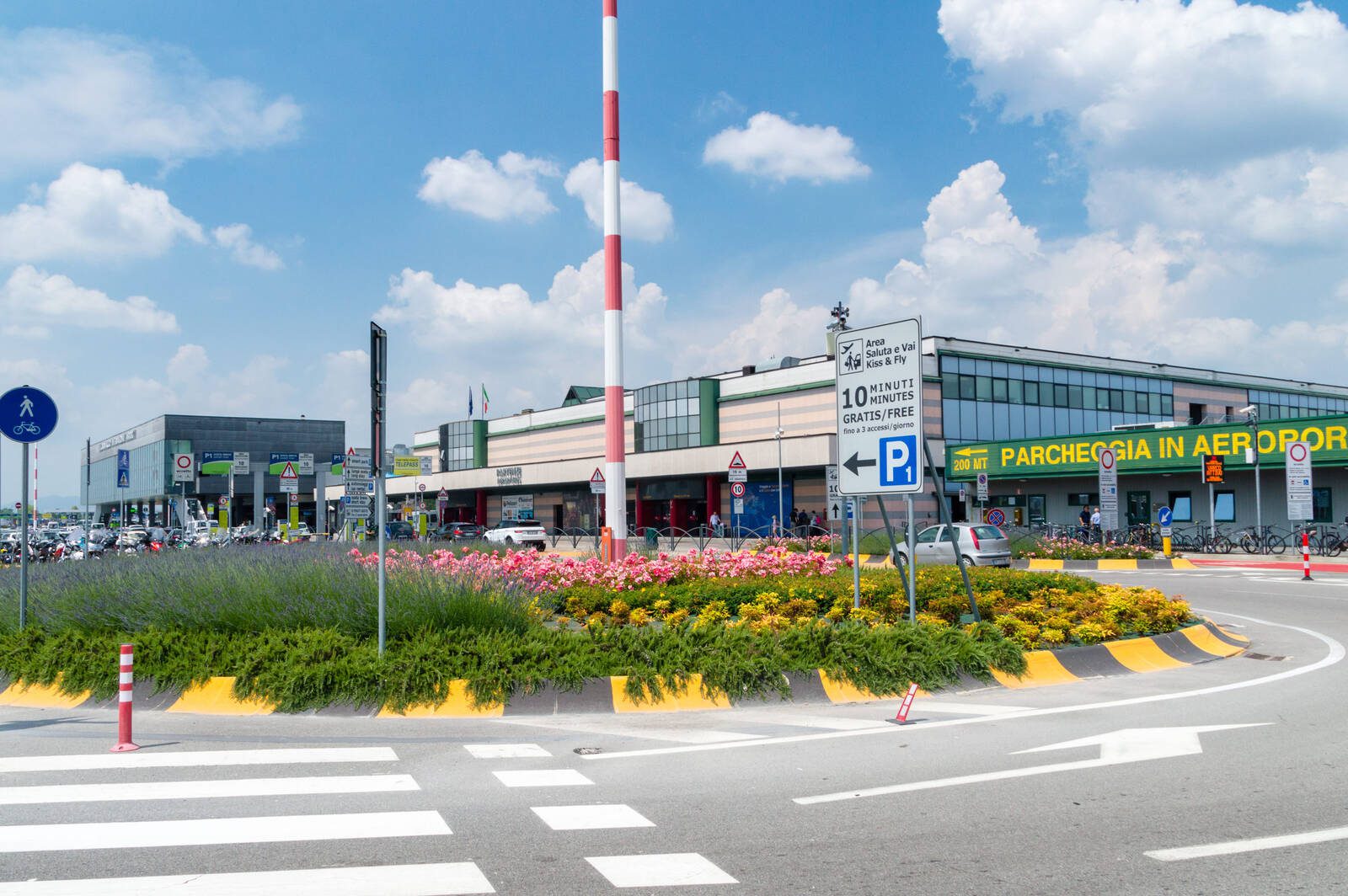米蘭貝加莫機場航廈入口與前方道路