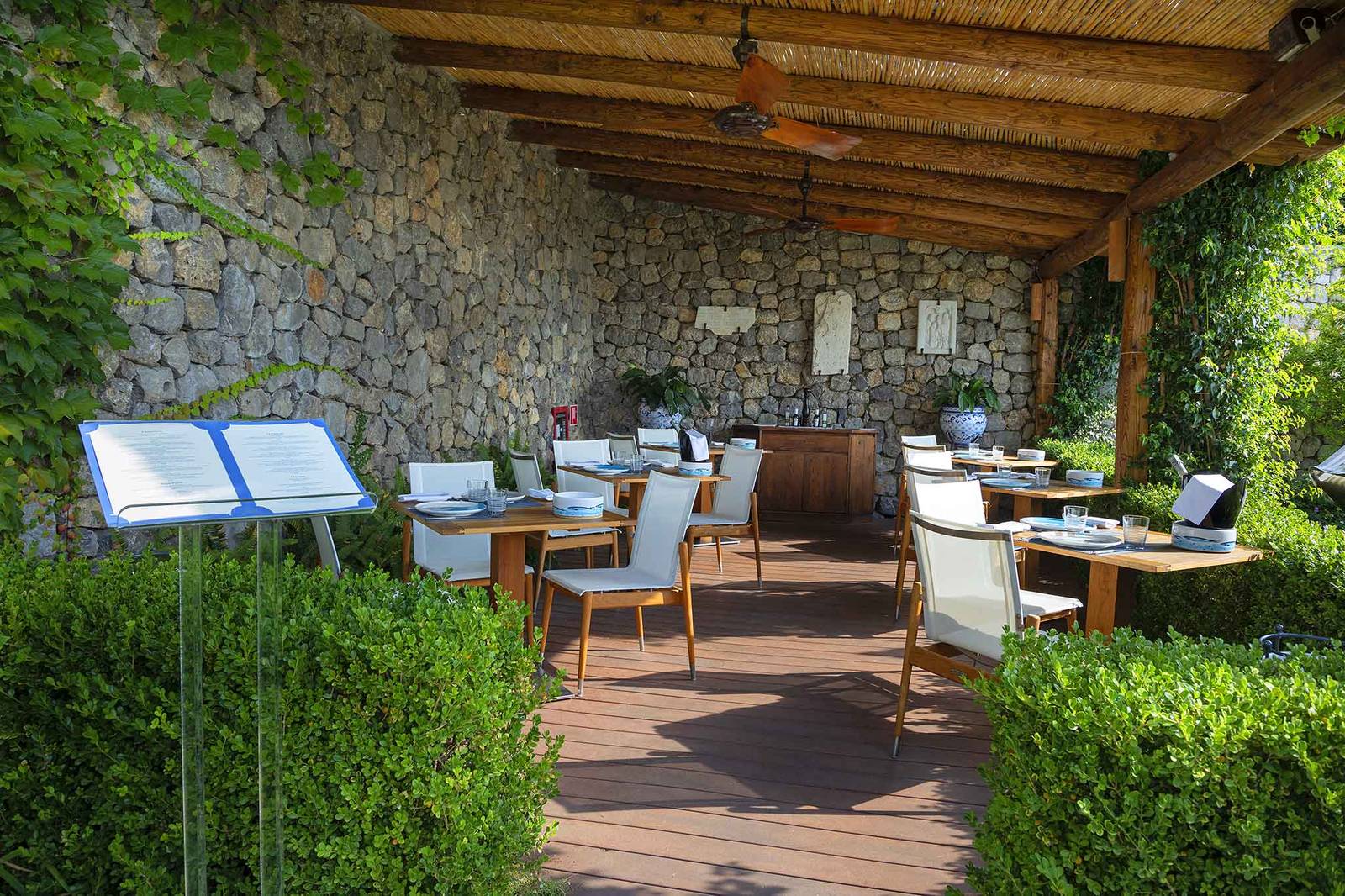 Monastero Santa Rosa 泳池旁的 Il Mezzogiorno 咖啡座