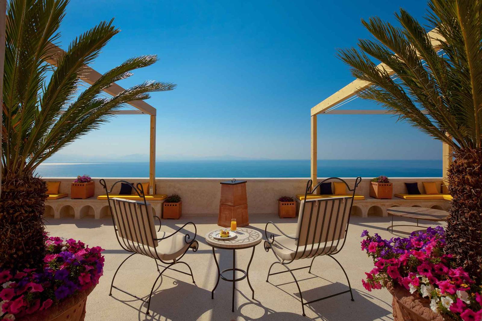 Monastero Santa Rosa 面海露台座位區