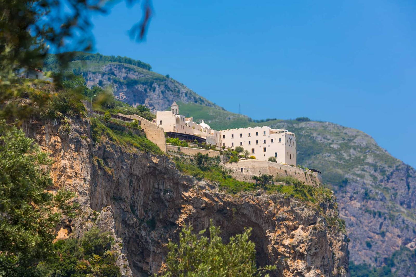 Monastero Santa Rosa 矗立在懸崖上的修道院建築