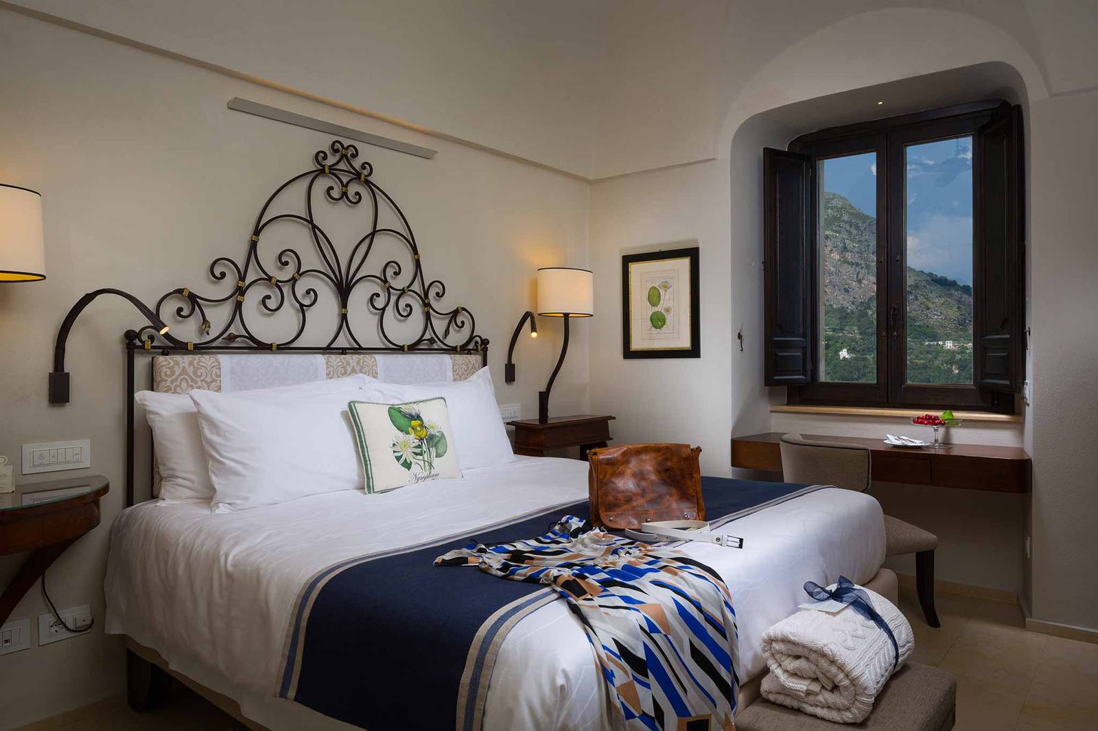 Monastero Santa Rosa Deluxe 海景客房與鍛鐵床架
