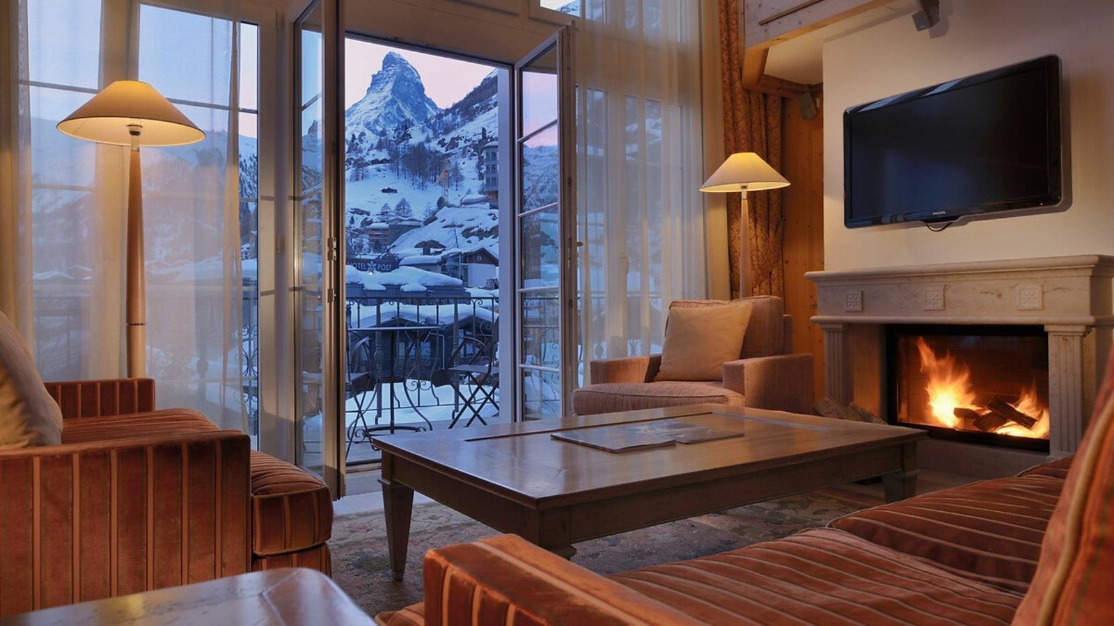 Mont Cervin Palace Matterhorn Suite 壁爐起居室與窗外馬特洪峰