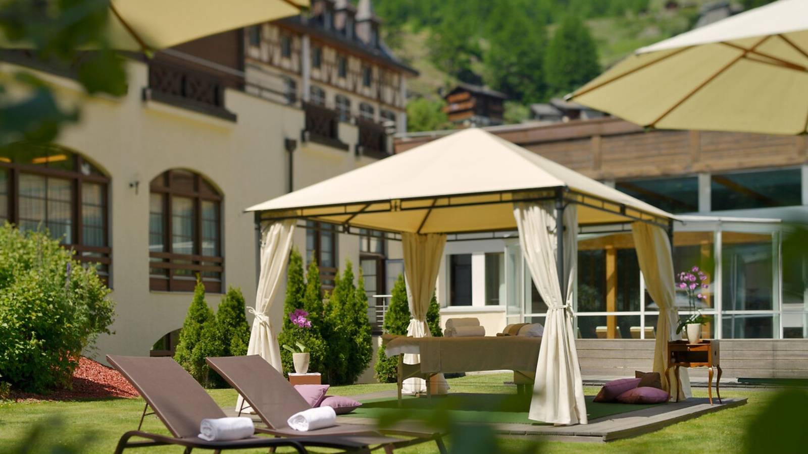 Mont Cervin Palace 夏季泳池花園與涼亭躺椅