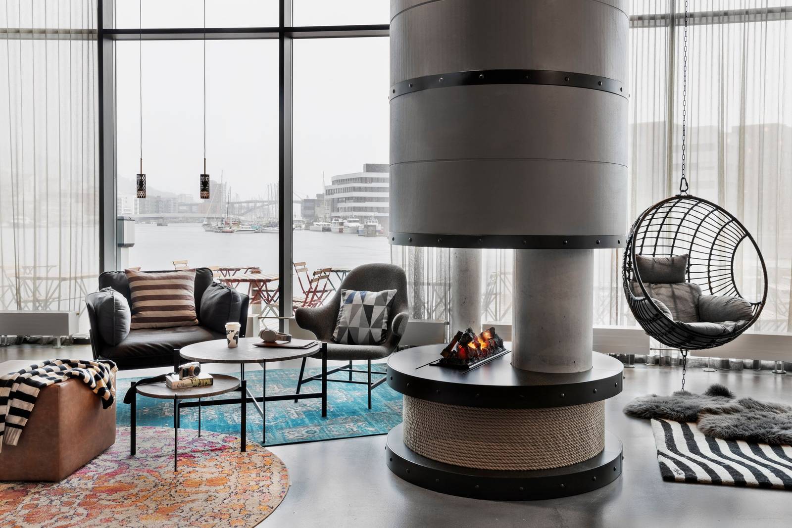 Moxy Bergen 大廳壁爐休息區