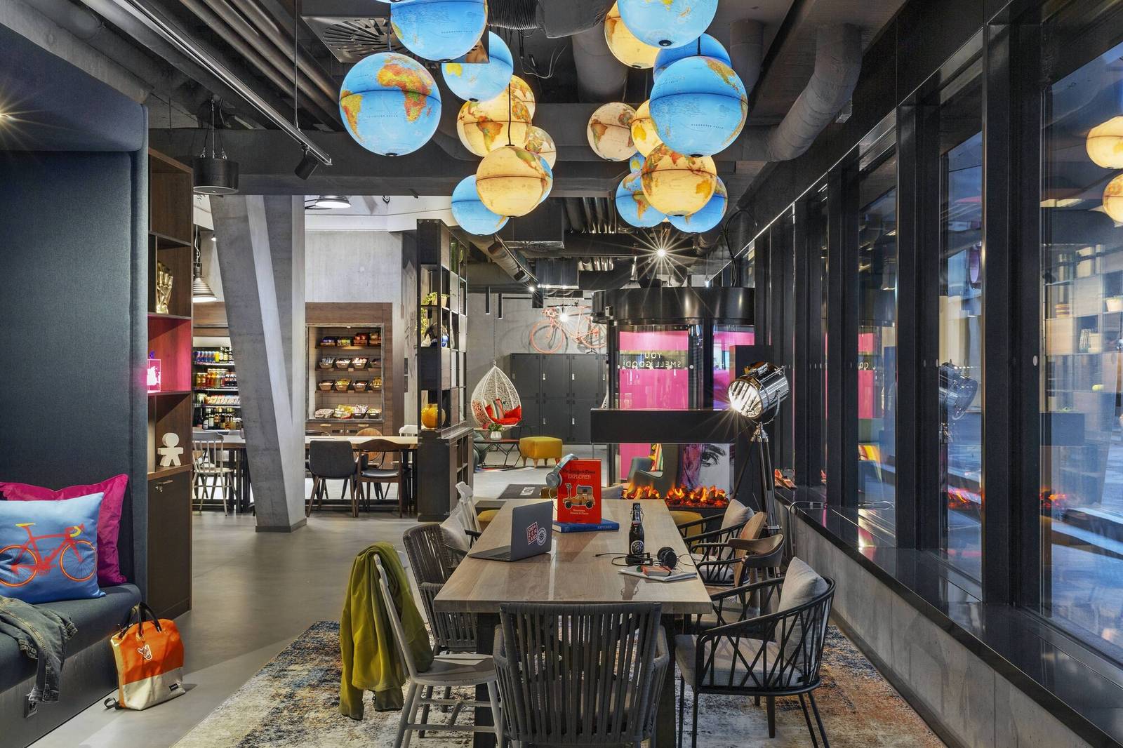 洛桑 Moxy Lausanne City 公共長桌用餐區