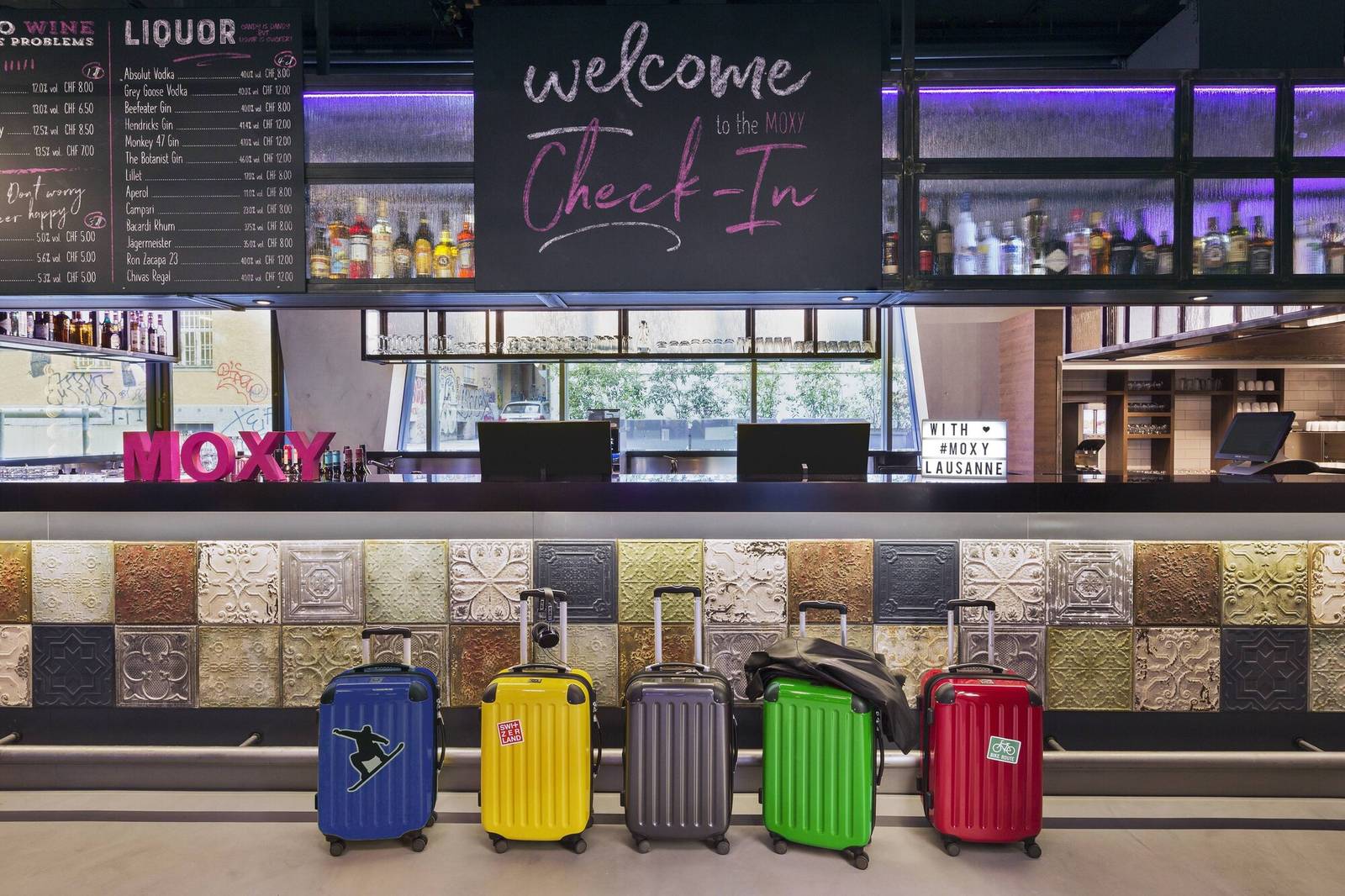洛桑 Moxy Lausanne City 兼作櫃檯的 Bar Moxy