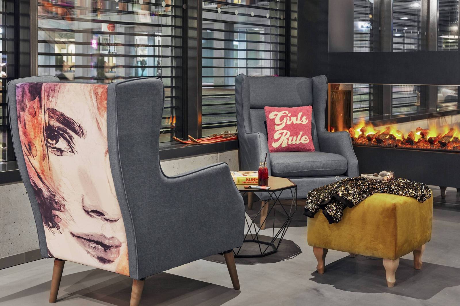 洛桑 Moxy Lausanne City 壁爐圖書角