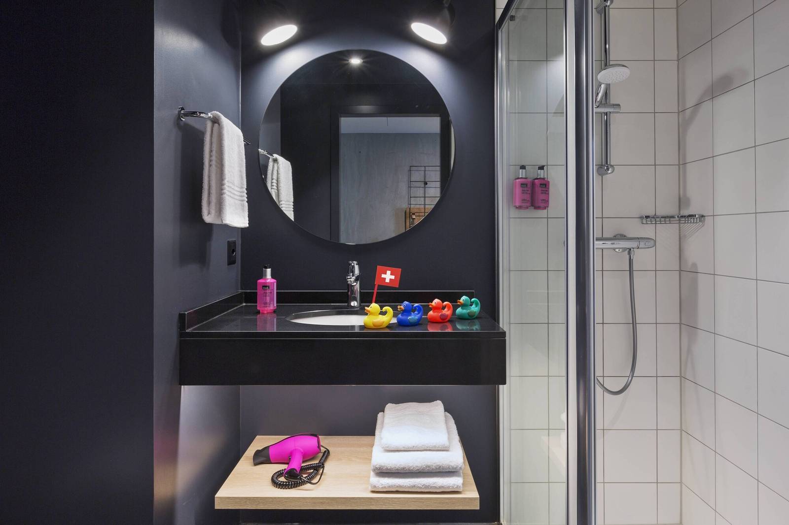 洛桑 Moxy Lausanne City 客房浴室洗手台